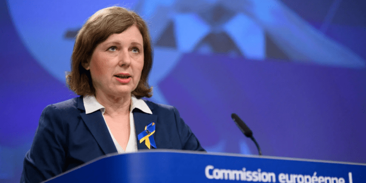 Jourová sustituirá a Reynder en la mediación en la negociaciones del PSOE y PP para renovar CGPJ