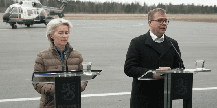 Von der Leyen: Todos deberíamos ser más finlandeses cuando se trata de seguridad y defensa fronteriza