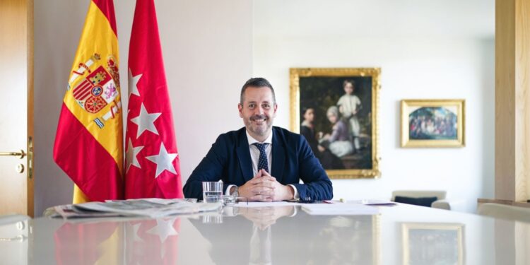 Mariano de Paco Serrano: «El control de las viviendas turísticas redunda en el equilibrio entre las personas que viven en un lugar determinado»