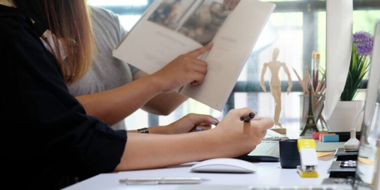 En 2022, 891.600 personas de la UE trabajaban como autores, periodistas o lingüistas