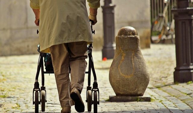 España encabeza la lista de países más longevos de la UE