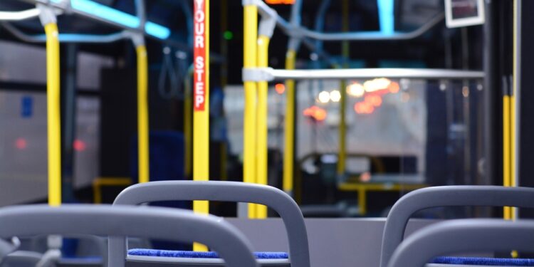 Los autobuses urbanos deberán reducir en un100% sus emisiones para 2035