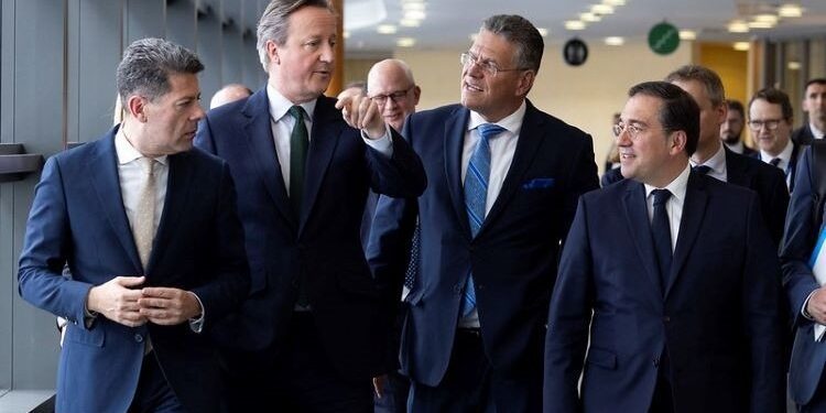 Albares, Cameron y Sefcovic volverán a reunirse mañana en Bruselas para hablar sobre Gibraltar