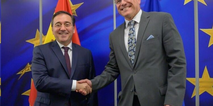 Albares, Cameron y efcovic aseguran que el acuerdo está más cerca pero no hay un plazo