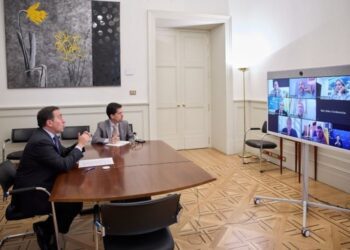 Albares informa a la Junta y los alcaldes de la reunión con Cameron y Sefcovic sobre Gibraltar