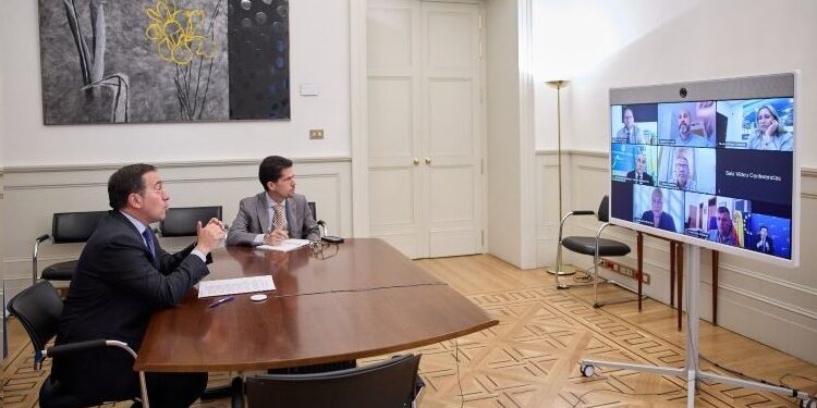 Albares informa a la Junta y los alcaldes de la reunión con Cameron y Sefcovic sobre Gibraltar