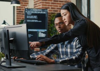 En 2023, 9,8 millones de personas en la UE trabajaban como especialistas en TIC