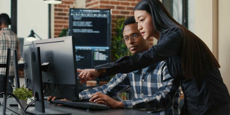 En 2023, 9,8 millones de personas en la UE trabajaban como especialistas en TIC