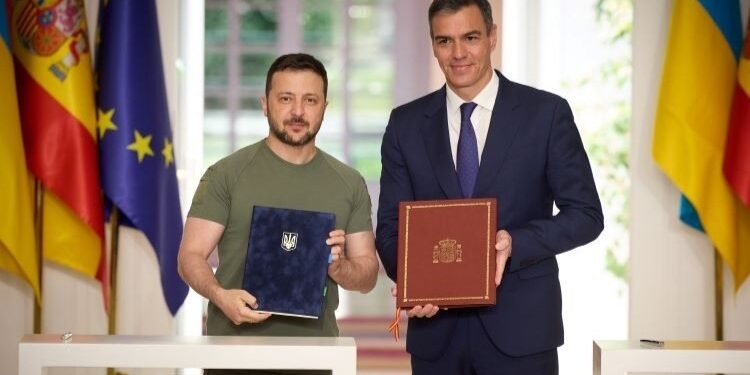 Sánchez firma un acuerdo con Zelenski para el suministro de 1.129 millones de euros en armamento