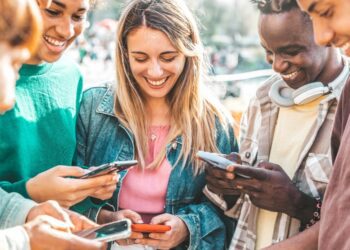 En 2023, el 36% de los jóvenes afirmó tratar de verificar la veracidad de la información que consumen