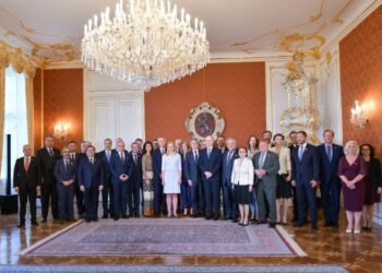 Albares asegura que Ucrania no ha solicitado el uso de armas españolas en Rusia