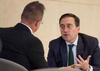 Albares aborda con la futura Presidencia húngara la oficialidad de catalán, euskera y gallego