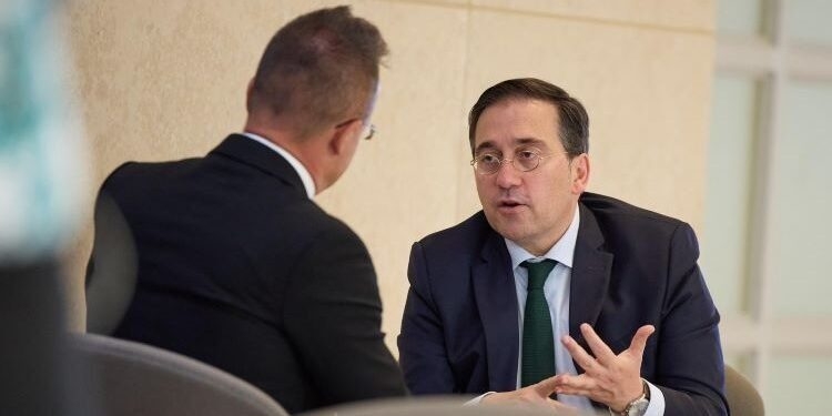 Albares aborda con la futura Presidencia húngara la oficialidad de catalán, euskera y gallego