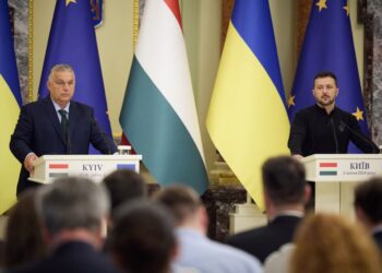Orbán pide a Zelenski considerar un alto el fuego temporal