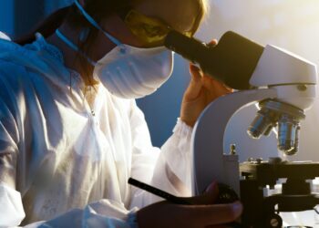 Las mujeres representan el 52% del empleo en ciencia y tecnología