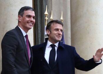 Sánchez celebra la apuesta por la izquierda social en Francia y Feijóo pide la unión del centro político frente a los extremistas