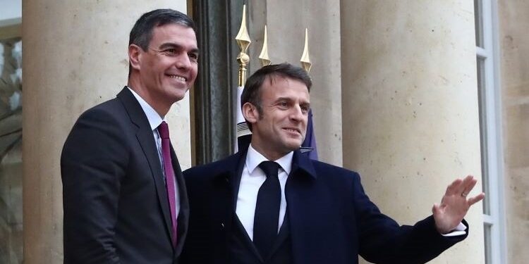 Sánchez celebra la apuesta por la izquierda social en Francia y Feijóo pide la unión del centro político frente a los extremistas