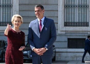 Pedro Sánchez felicita a Von der Leyen por su reelección