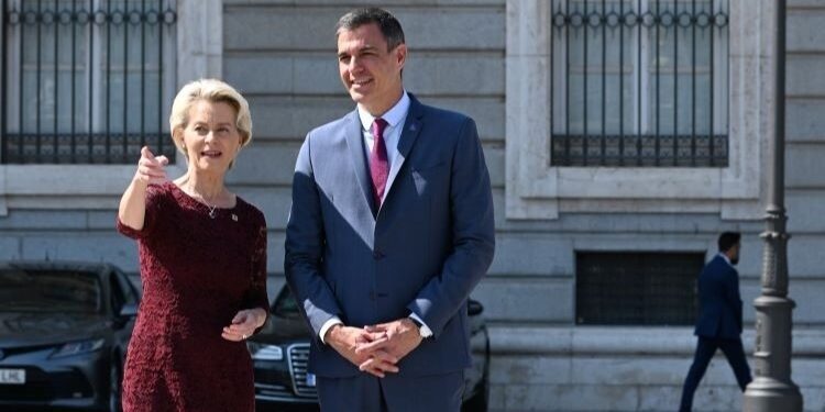 Pedro Sánchez felicita a Von der Leyen por su reelección