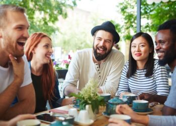 En 2022, la media de satisfacción en las relaciones personales de los europeos era de 7,8