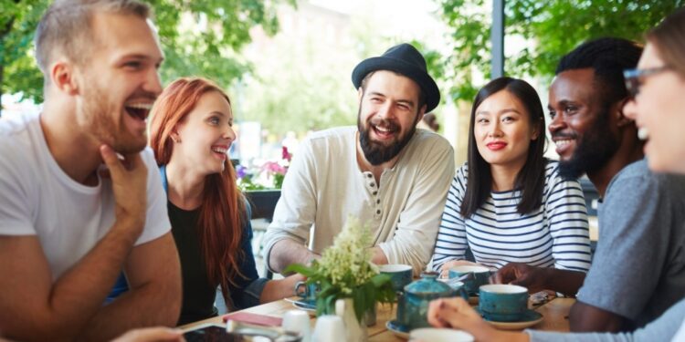 En 2022, la media de satisfacción en las relaciones personales de los europeos era de 7,8