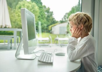 La Comisión impulsa proteger a los menores frente a Internet