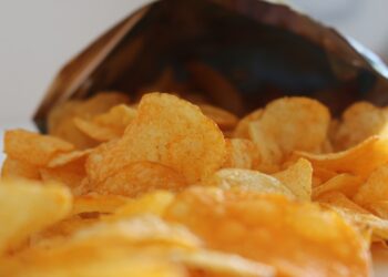 La UE decide prohibir los aditivos que contienen las patatas de jamón por sus riesgos para la salud