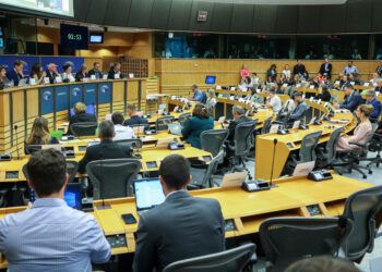 Parlamento Europeo estudia la decisión de Hungría de ampliar residencias a rusos y bielorrusos