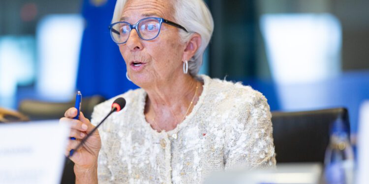 Lagarde prevé un repunte de la inflación a finales de 2024, pero confía en alcanzar el objetivo del 2% a medio plazo