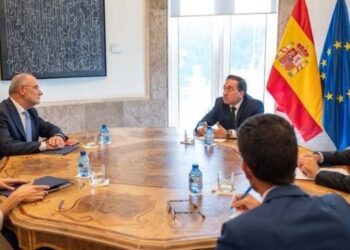 Albares y Jaume Duch, conseller de Acción Exterior de la Generalitat, acuerdan reforzar el catalán en la UE