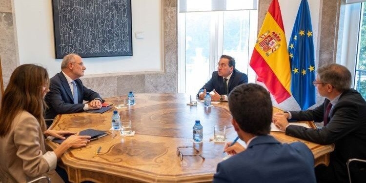 Albares y Jaume Duch, conseller de Acción Exterior de la Generalitat, acuerdan reforzar el catalán en la UE