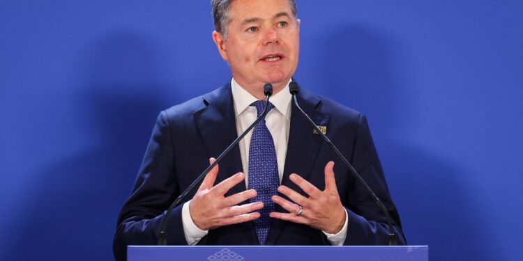 Donohoe asegura que la economía de la eurozona sigue creciendo y que se ha evitado una recesión “de la que muchos advirtieron”