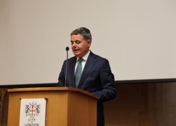 Donohoe aboga por impulsar el mercado único de capitales para el crecimiento en la UE