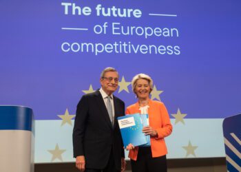Bruselas estudia la opción de Draghi de ampliar hasta 350.000 millones de euros la deuda de la UE