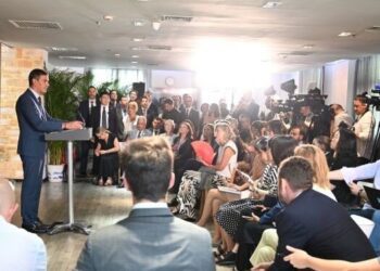 Sánchez cree que la UE debería “reconsiderar” su decisión de imponer aranceles a los vehículos eléctricos chinos