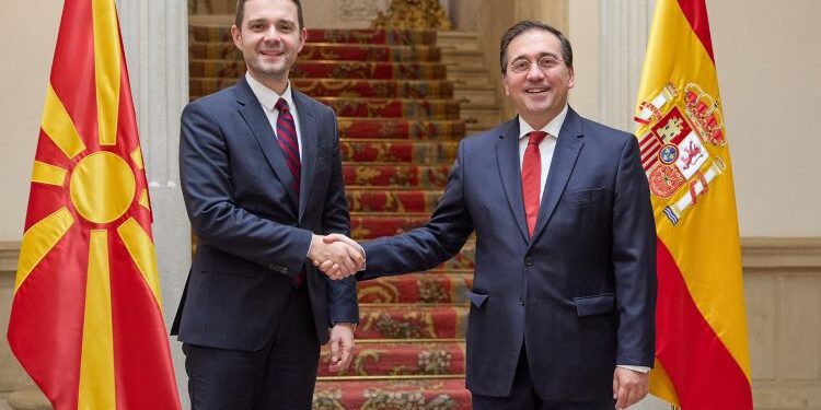 Albares reitera a su homólogo macedonio el apoyo de España a la adhesión de su país a la UE