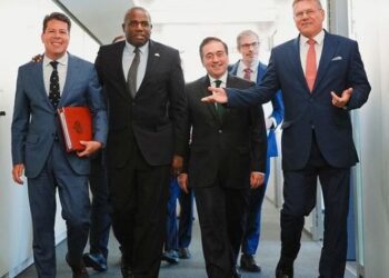 Albares, Lammy y Sefcovic anuncian “avances adicionales” sobre Gibraltar relativos “a personas y bienes”