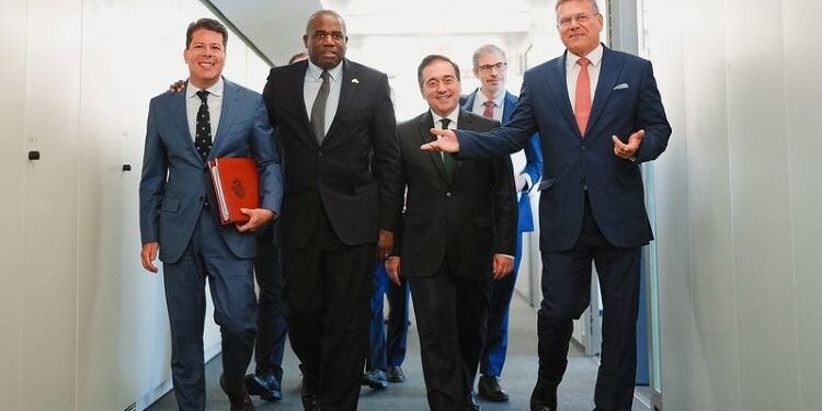 Albares, Lammy y Sefcovic anuncian “avances adicionales” sobre Gibraltar relativos “a personas y bienes”