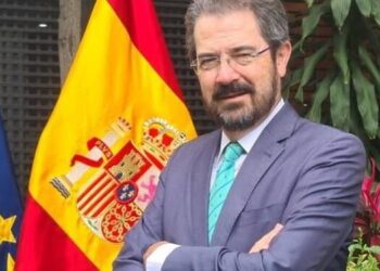 Albares exige al PP que se disculpe por sus “injurias al servicio exterior español” en Caracas