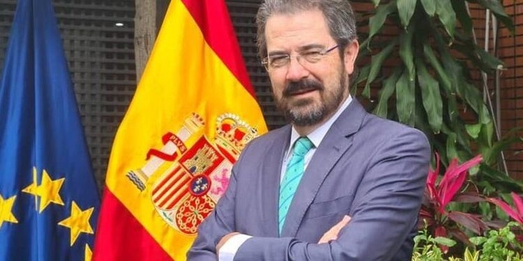 Albares exige al PP que se disculpe por sus “injurias al servicio exterior español” en Caracas