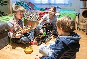 La UE proporciona 1 millón de libros de texto a estudiantes ucranianos para el nuevo año escolar