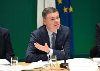 Donohoe incide en la importancia de la política económica para lograr la estabilidad y el crecimiento