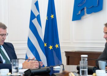 Feijóo elogia en Atenas la política migratoria de Grecia