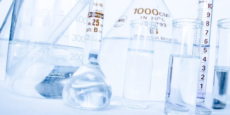 La Comisión restringe el uso de las sustancias relacionadas con los químicos PFAS