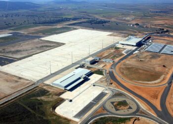 Castilla-La Mancha y Gobierno enfrentados por el uso del aeropuerto de Ciudad Real como centro de acogida de inmigrantes