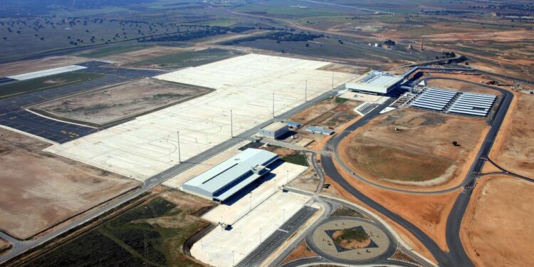 Castilla-La Mancha y Gobierno enfrentados por el uso del aeropuerto de Ciudad Real como centro de acogida de inmigrantes