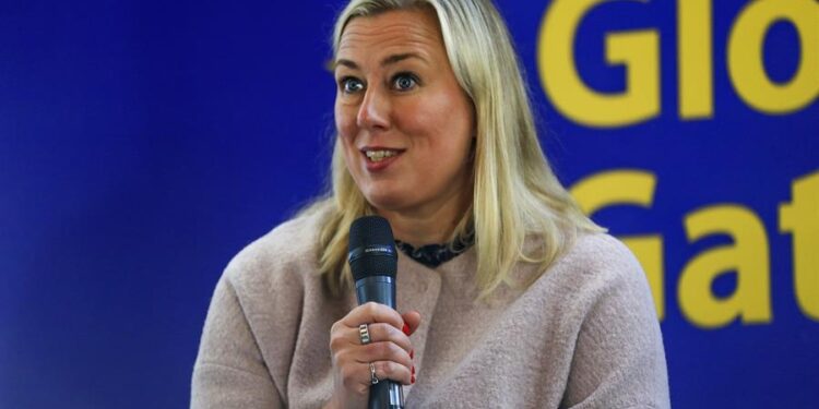 La comisaria europea de Asociaciones Internacionales asiste a la Conferencia Anual de Embajadores de España