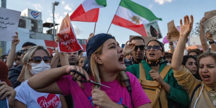 El Parlamento pide más sanciones contra el régimen iraní