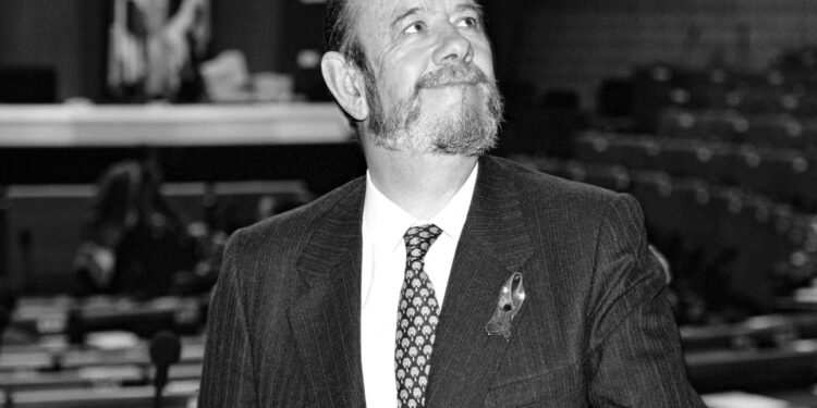 Se abre el libro de condolencias por el fallecimiento del ex presidente Gil-Robles