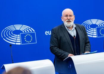 La Comisión propone reducir en un 90% las emisiones de los camiones para 2040